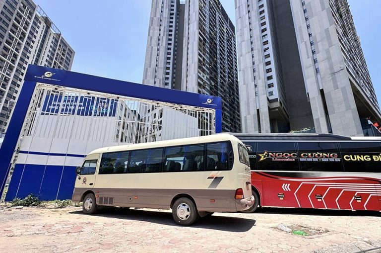 Xe khách, xe hợp đồng dừng đỗ, đón trả khách sai quy định quanh khu vực bến xe Mỹ Đình: Cần xử phạt thật nghiêm!