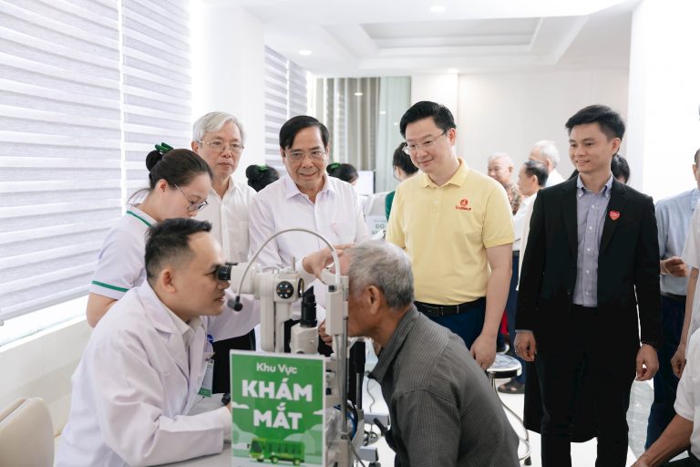 Hồi sinh thị lực cho người cao tuổi