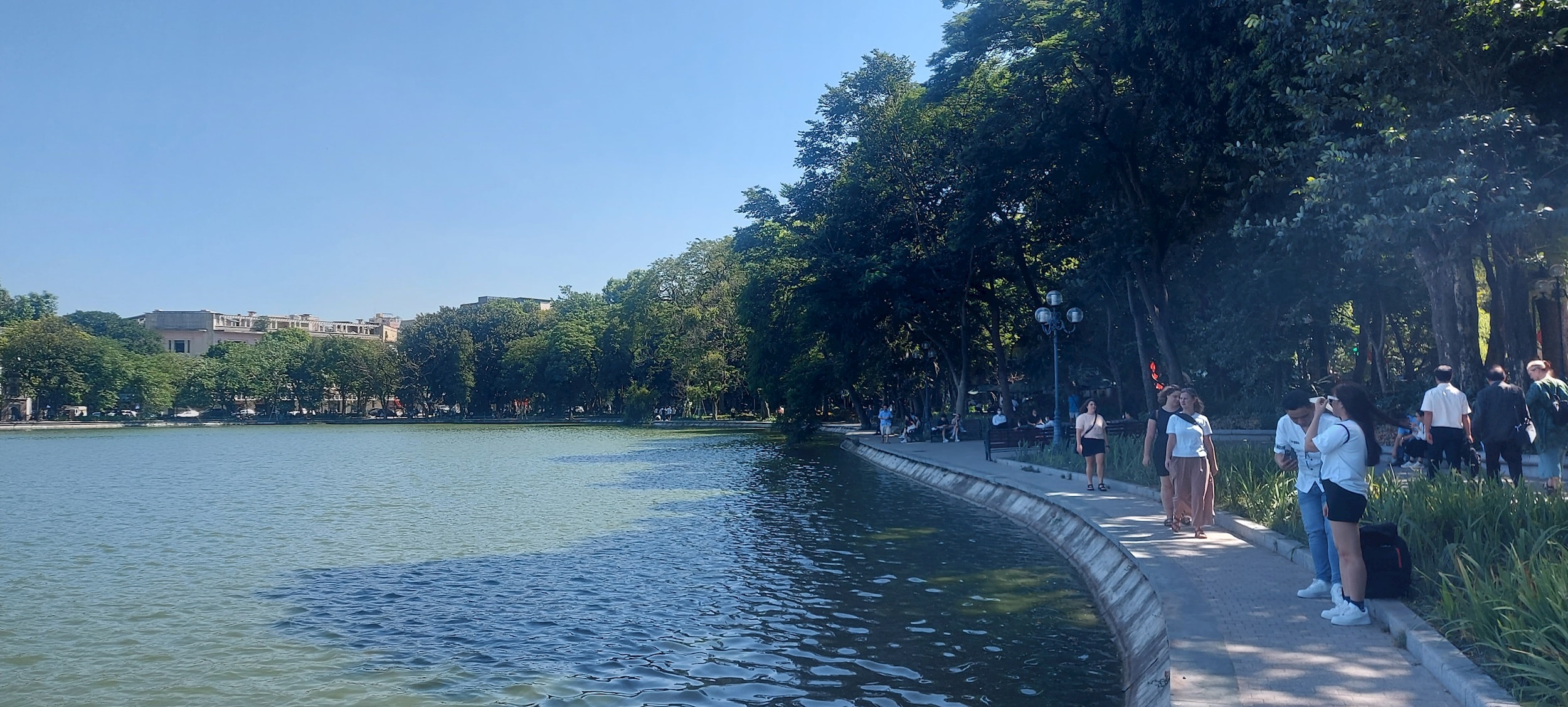 Hà Nội mưa dông, nhiệt độ giảm mạnh