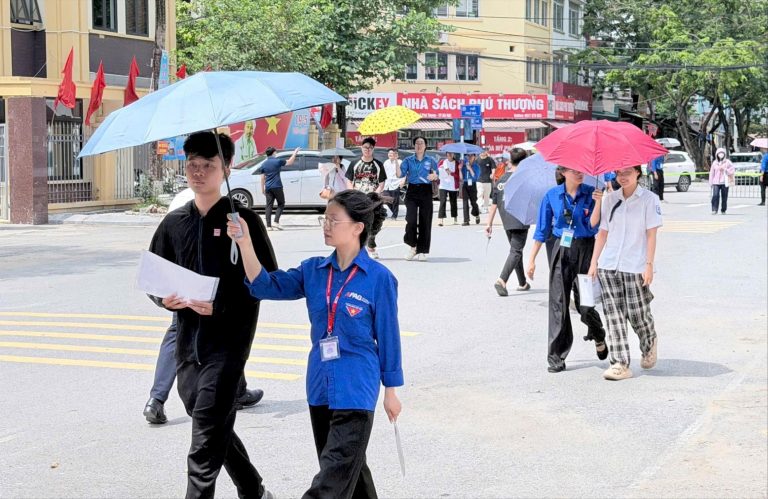 Tuổi trẻ Phú Thượng đồng hành thí sinh vượt “vũ môn”