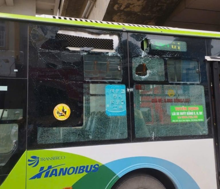 Một mảng bê tông nhà ga tàu điện rơi vào xe buýt